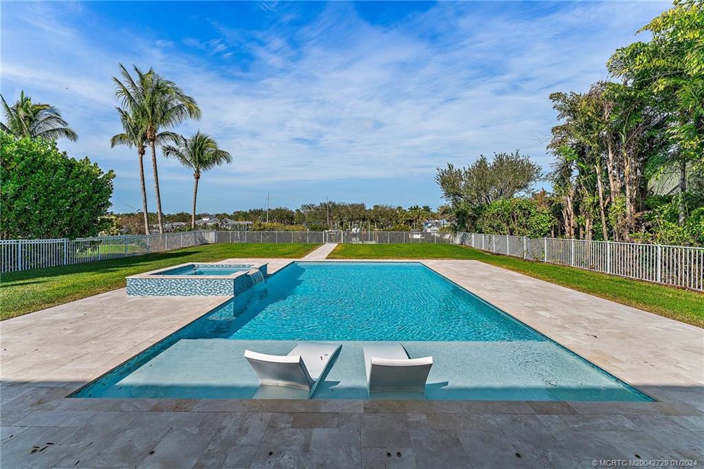 565 SW Yacht Basin Way