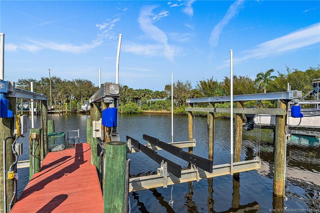 565 SW Yacht Basin Way