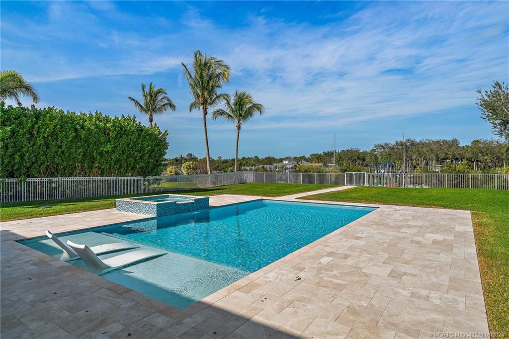 565 SW Yacht Basin Way