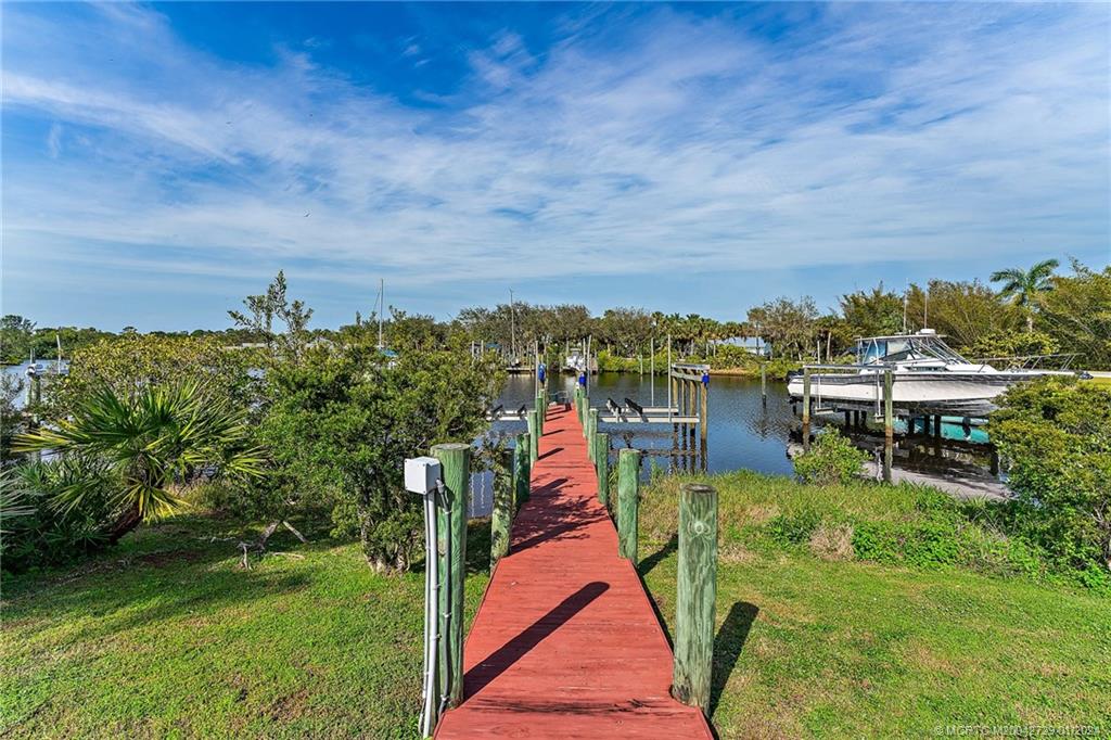 565 SW Yacht Basin Way