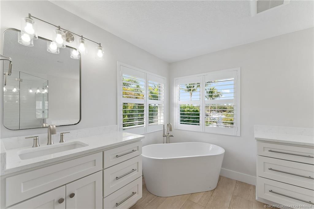 565 SW Yacht Basin Way