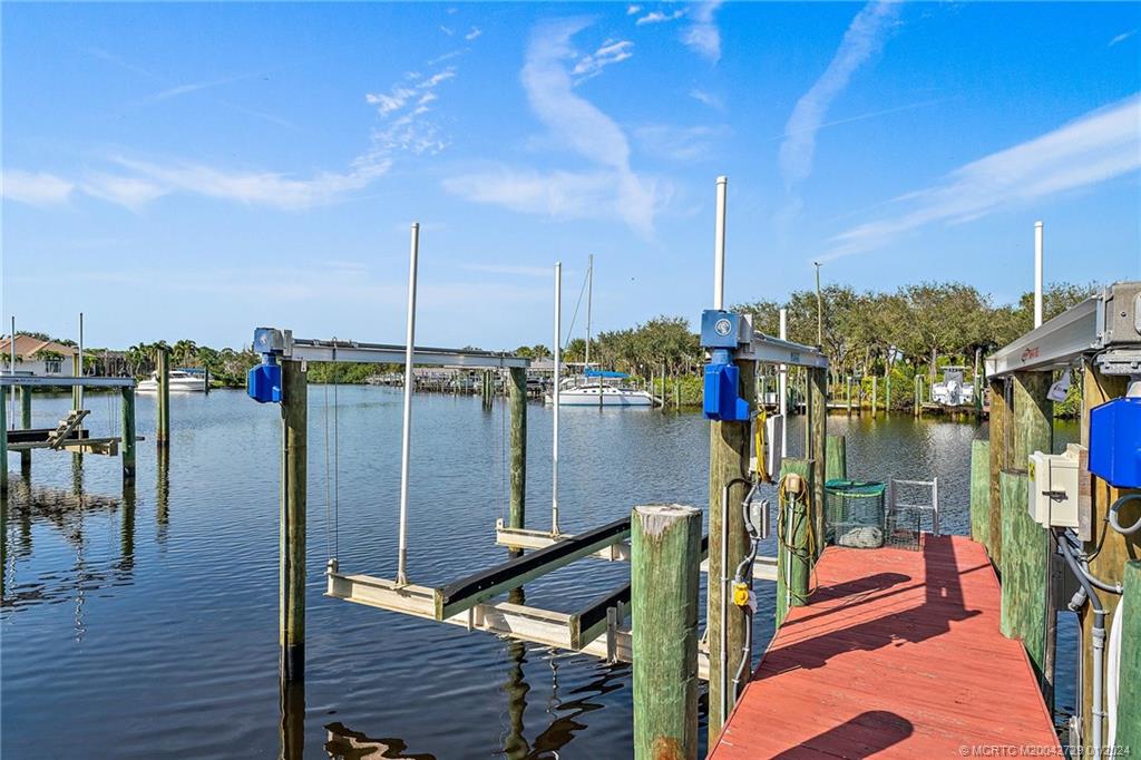 565 SW Yacht Basin Way