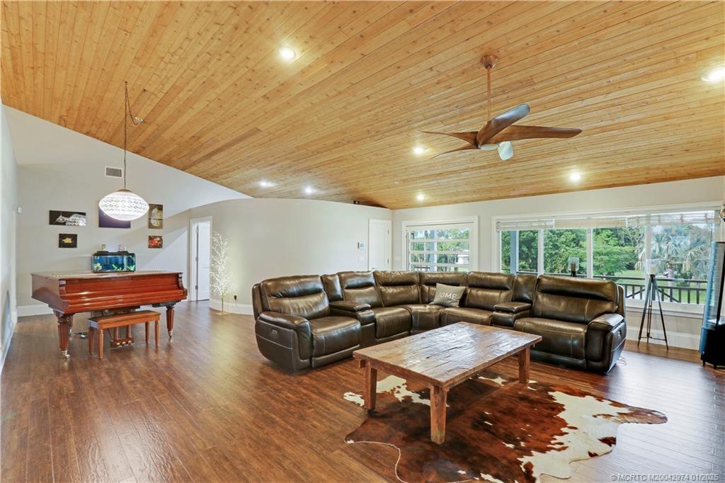 11555 SW Meadowlark Circle