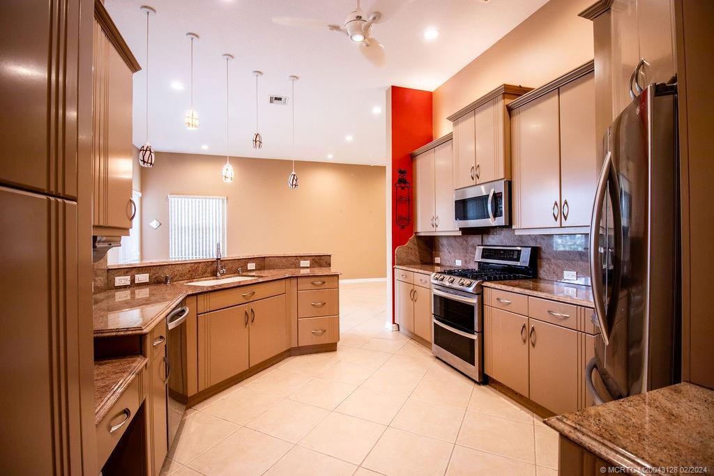 496 NW Blue Lake Drive