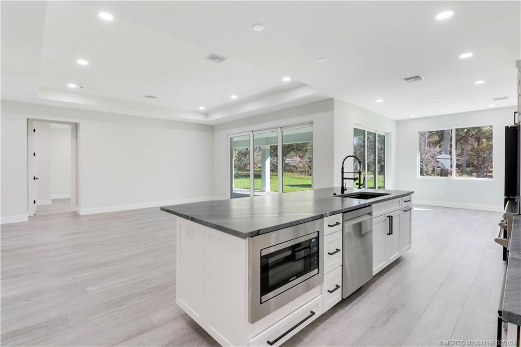 1143 NE Orange Avenue