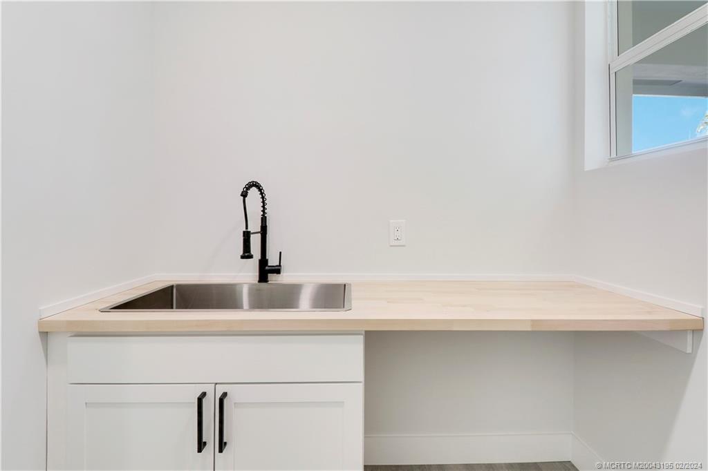 1143 NE Orange Avenue