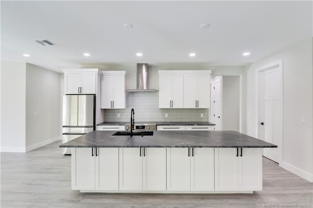 1143 NE Orange Avenue