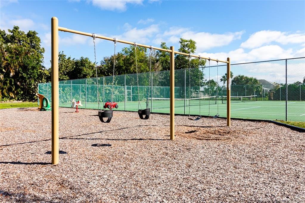 2440 NE Pinecrest Lakes Blvd