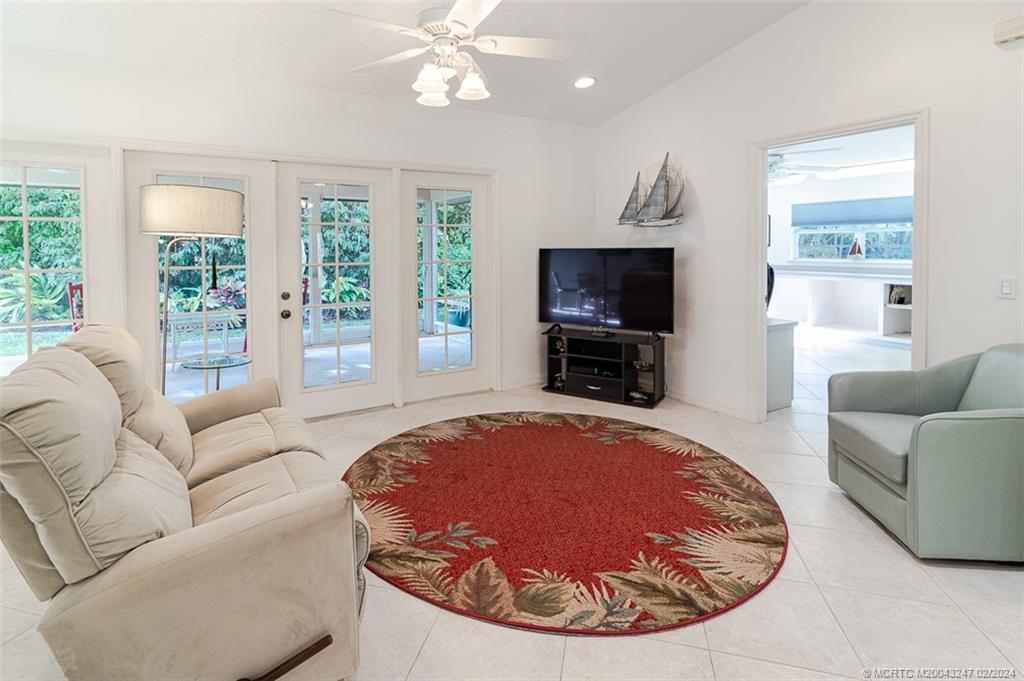 2440 NE Pinecrest Lakes Blvd