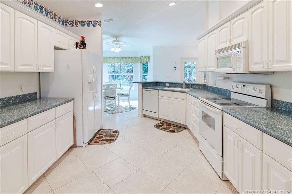 2440 NE Pinecrest Lakes Blvd