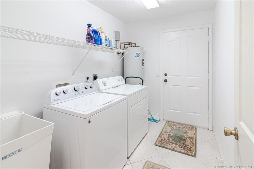 2440 NE Pinecrest Lakes Blvd