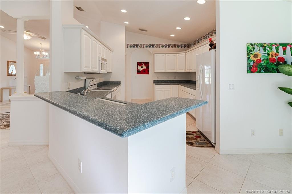 2440 NE Pinecrest Lakes Blvd