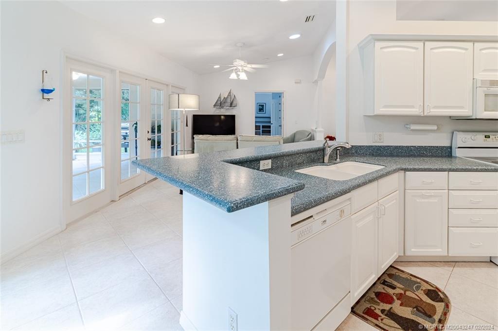 2440 NE Pinecrest Lakes Blvd