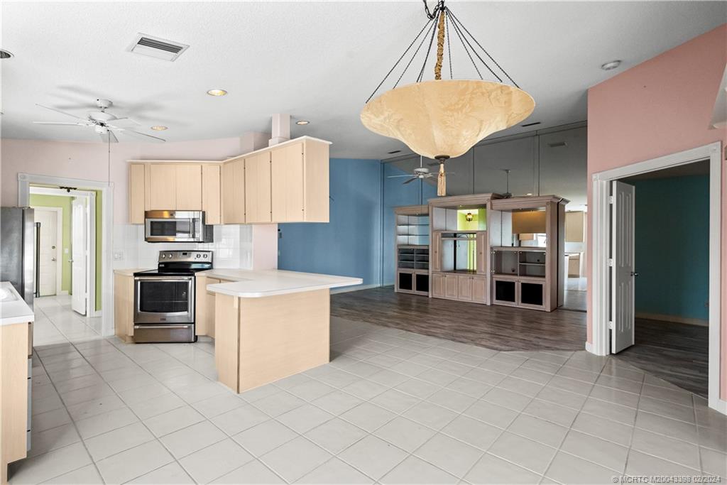 1599 SW Springfield Ct