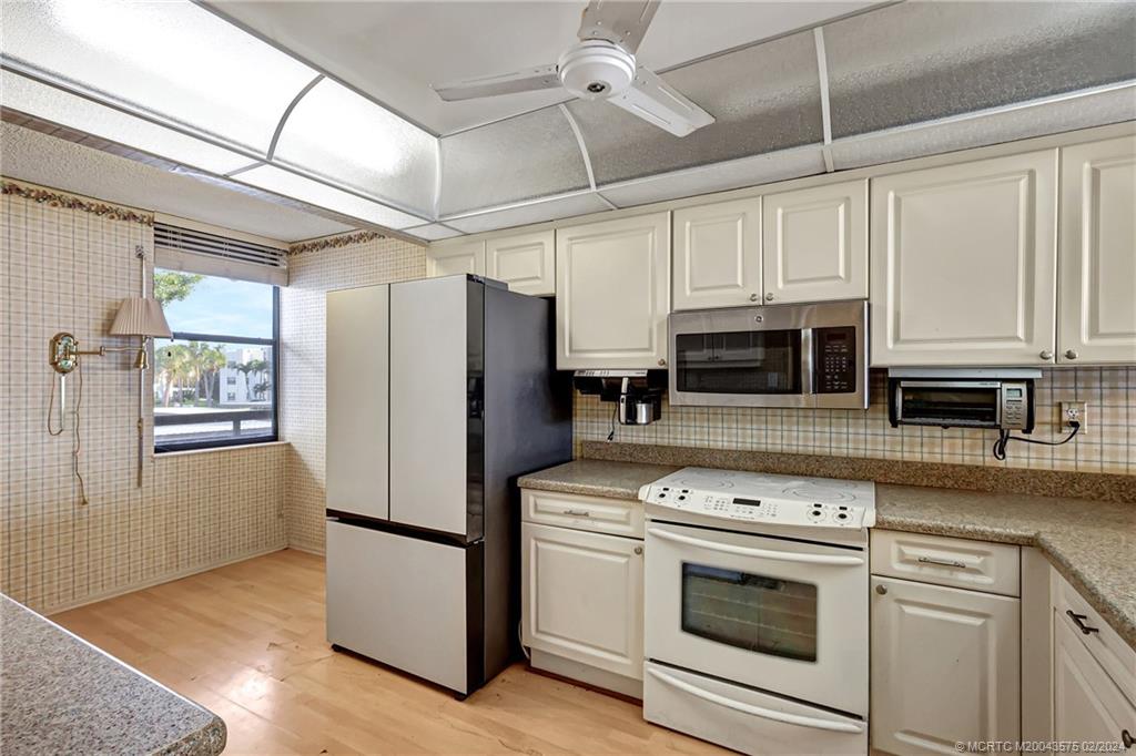 1950 SW Palm City Road 14204