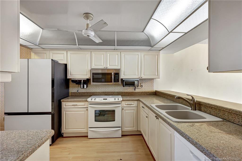 1950 SW Palm City Road 14204