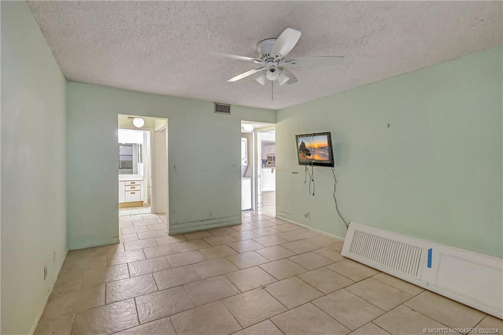 1950 SW Palm City Road 14204