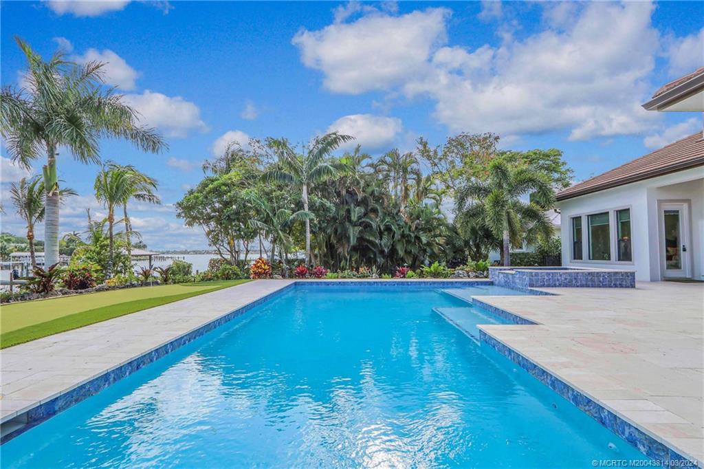 609 SW Overlook Drive