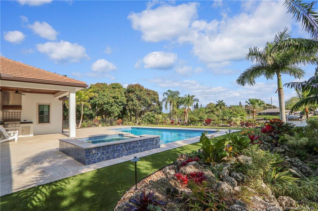 609 SW Overlook Drive