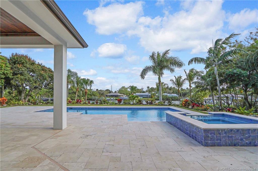 609 SW Overlook Drive