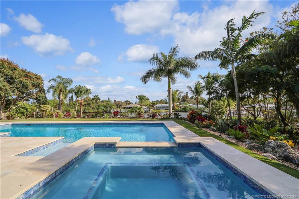 609 SW Overlook Drive