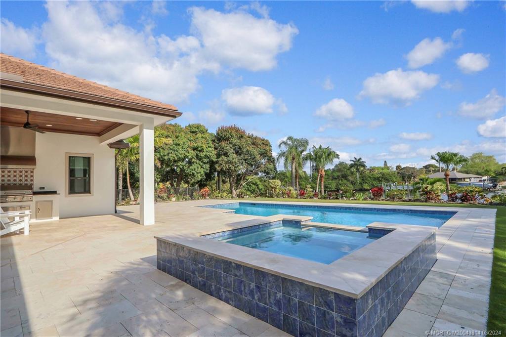 609 SW Overlook Drive