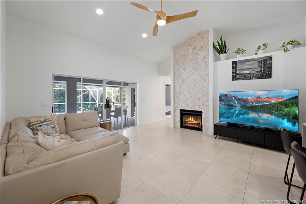 3082 NE Ivy Lane