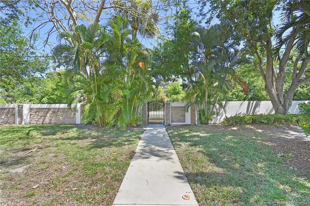 1631 SW Crossing Circle