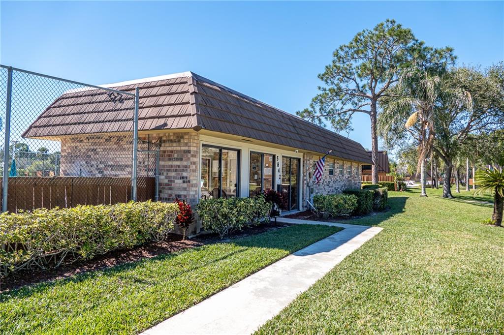 5925 SE Windsong Lane