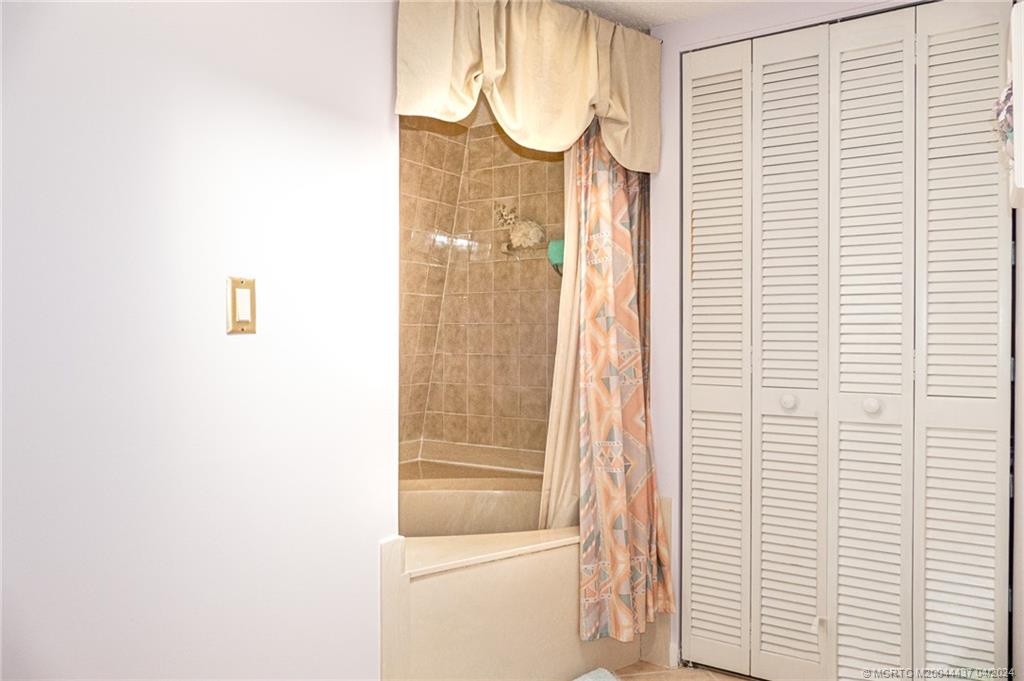 5925 SE Windsong Lane