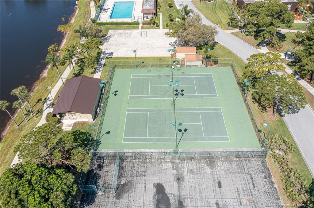 5925 SE Windsong Lane