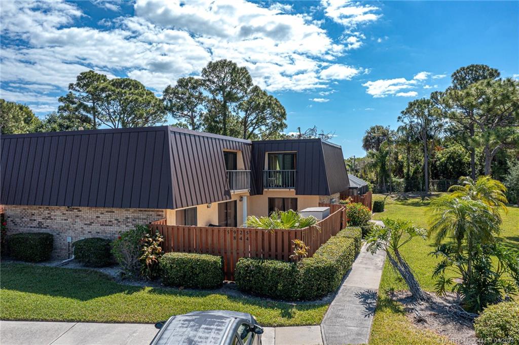 5925 SE Windsong Lane