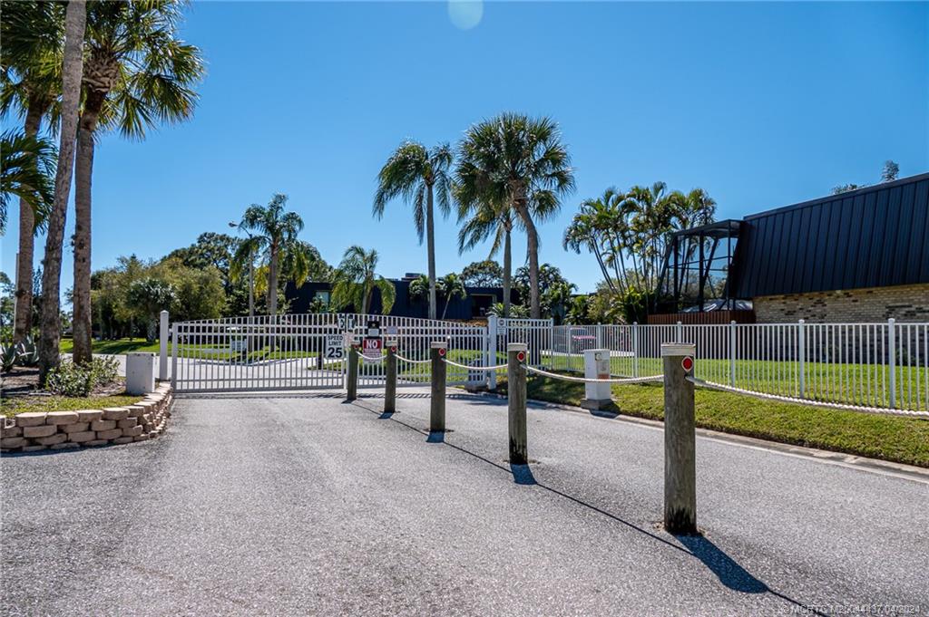 5925 SE Windsong Lane