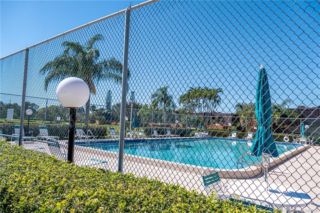 5925 SE Windsong Lane