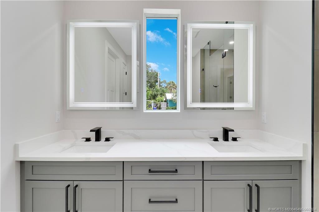 1133 NE Orange Avenue