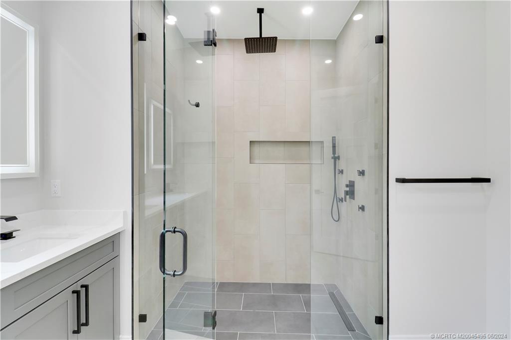 1133 NE Orange Avenue