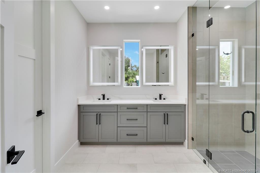 1133 NE Orange Avenue