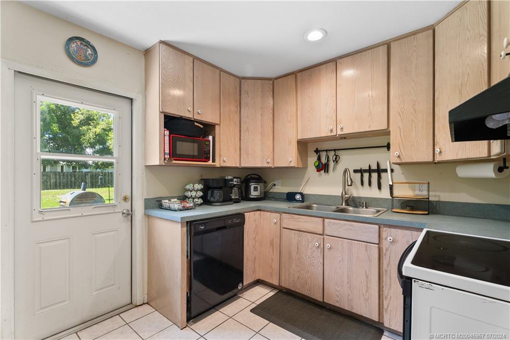 1096 SW All American Blvd