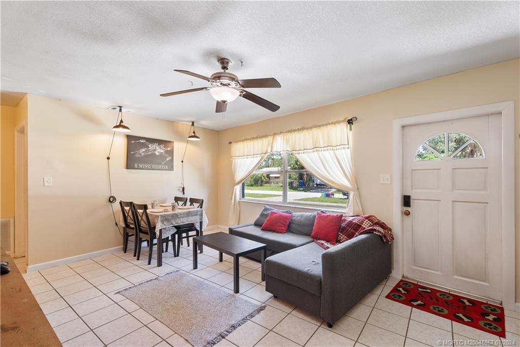 1096 SW All American Blvd