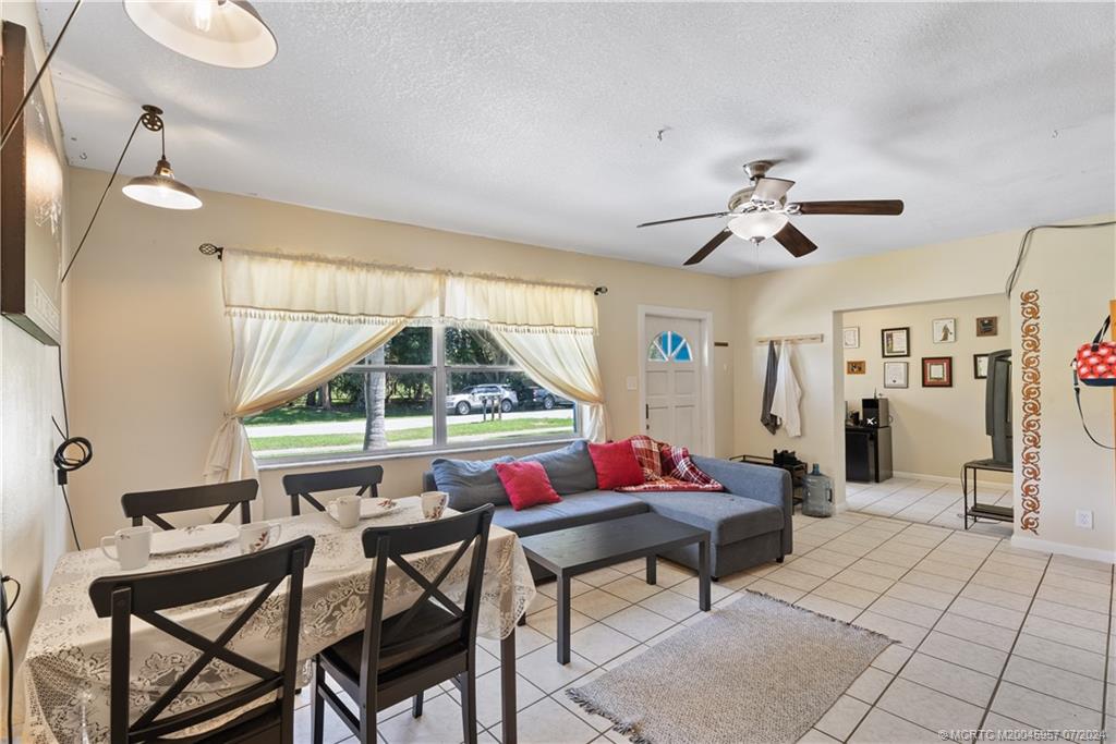 1096 SW All American Blvd