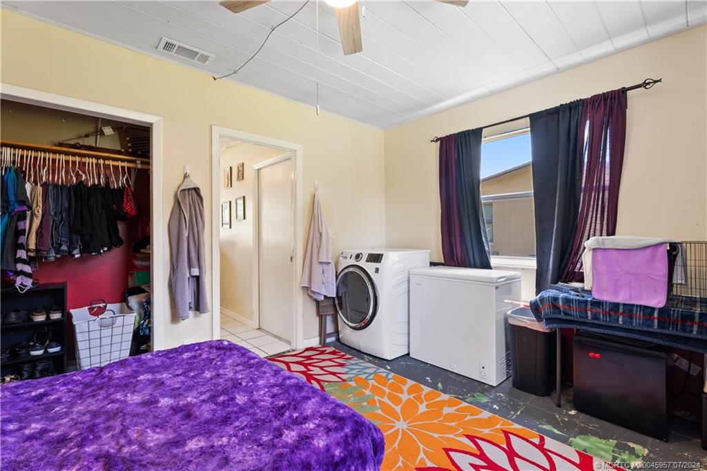 1096 SW All American Blvd