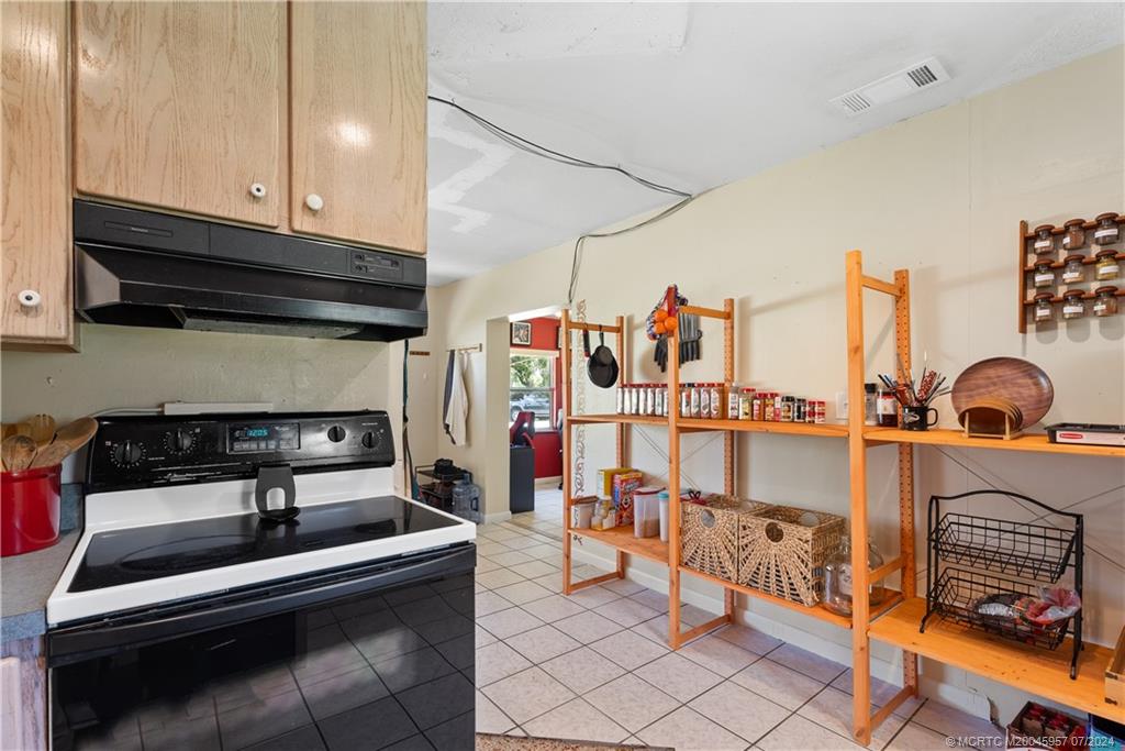 1096 SW All American Blvd