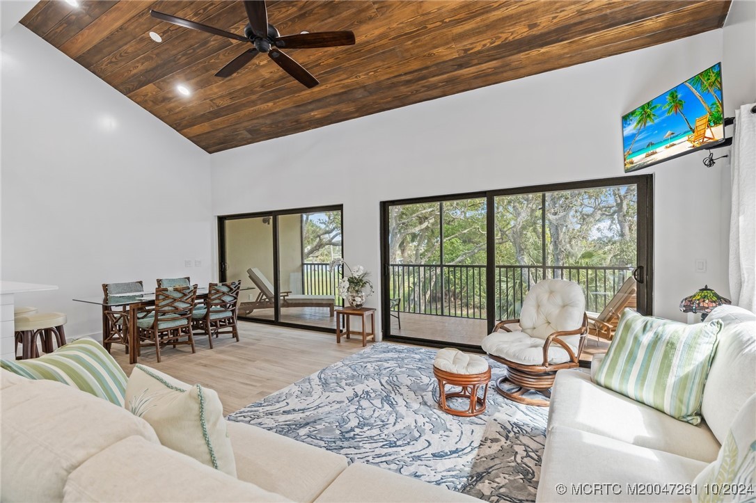223 NE Edgewater Drive 223