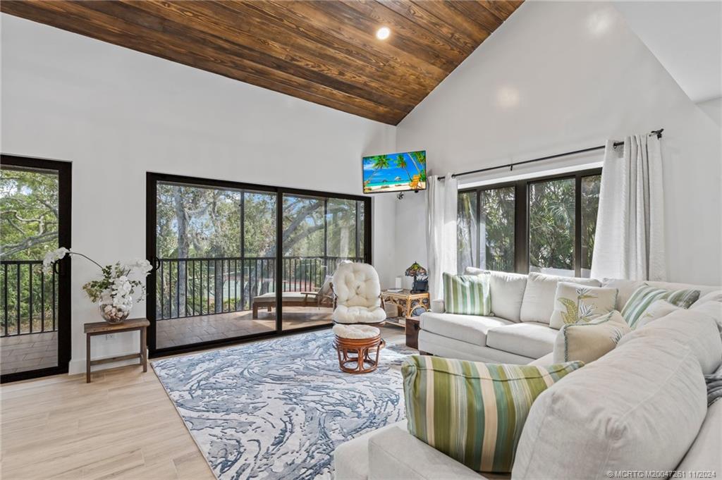 223 NE Edgewater Drive 223