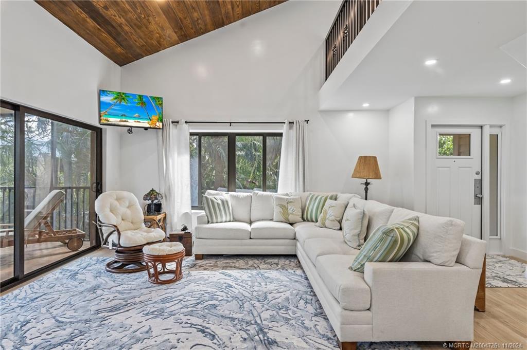 223 NE Edgewater Drive 223