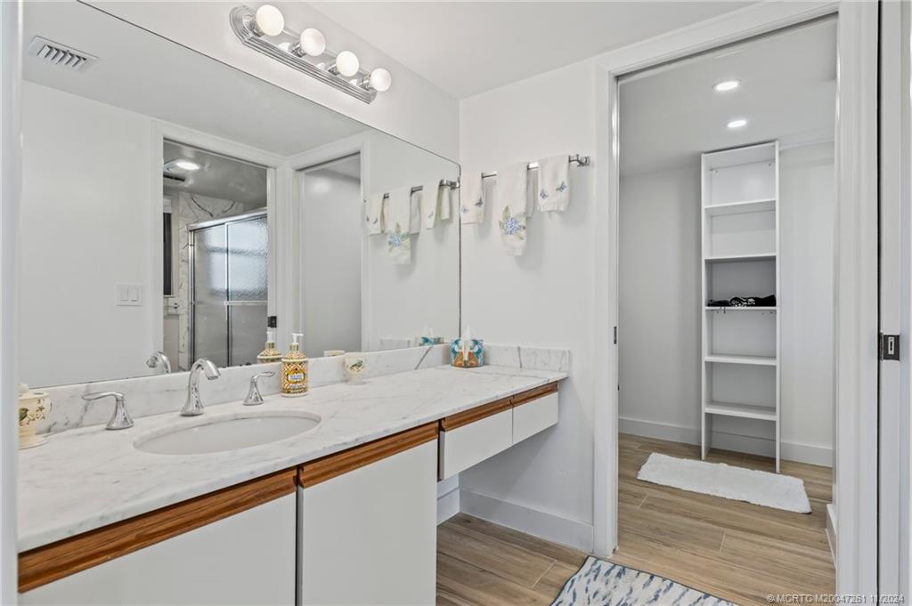 223 NE Edgewater Drive 223