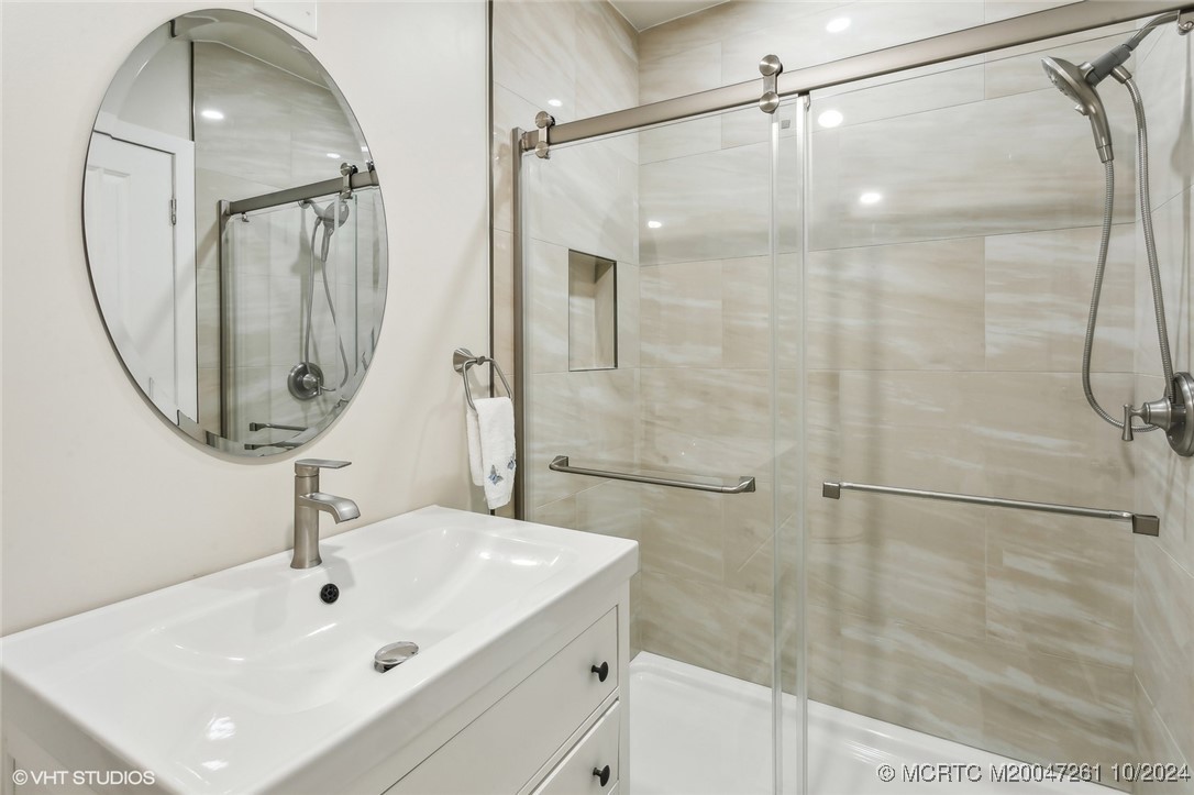 223 NE Edgewater Drive 223