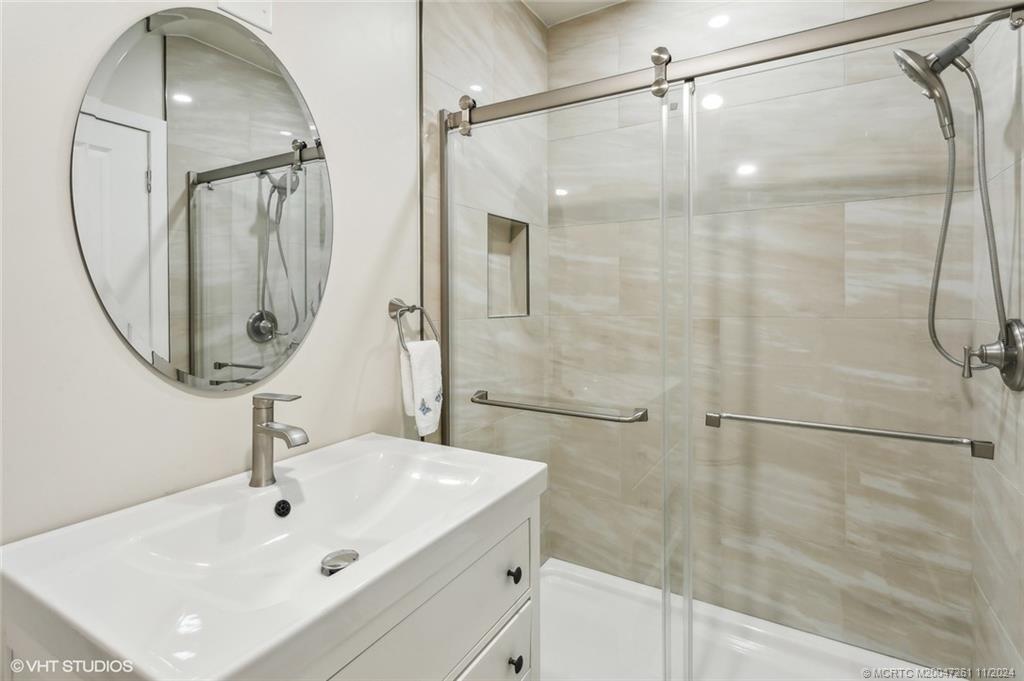 223 NE Edgewater Drive 223