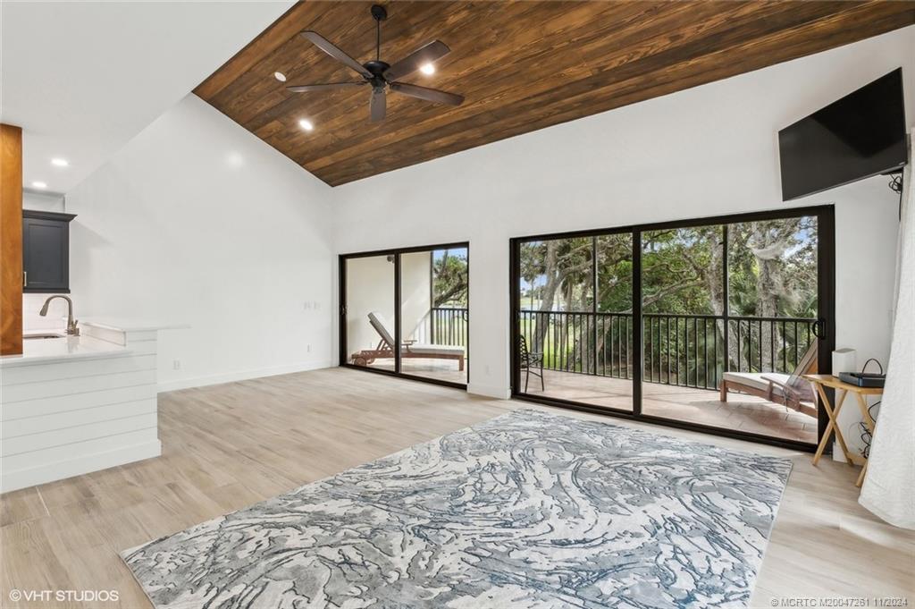 223 NE Edgewater Drive 223