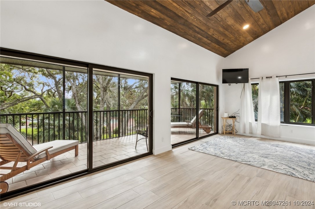 223 NE Edgewater Drive 223